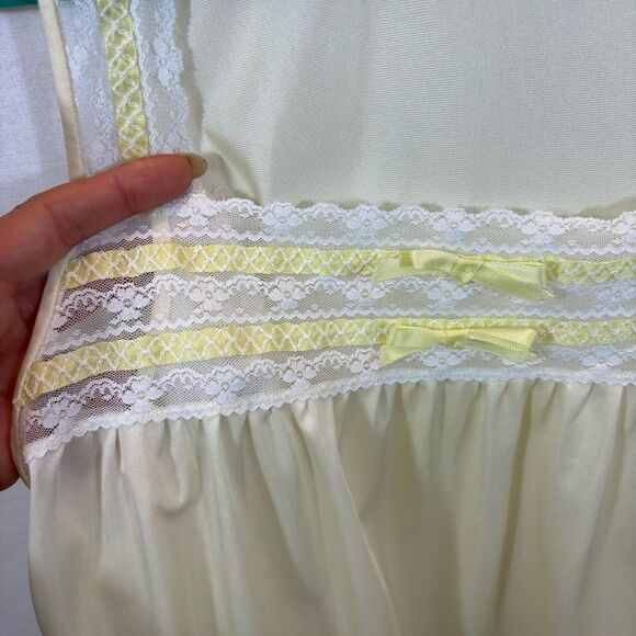 Ladies Vintage 60/70’s Lorraine Brand Yellow Ribbon and Lace Detail Slip Medium - Picture 10 of 10